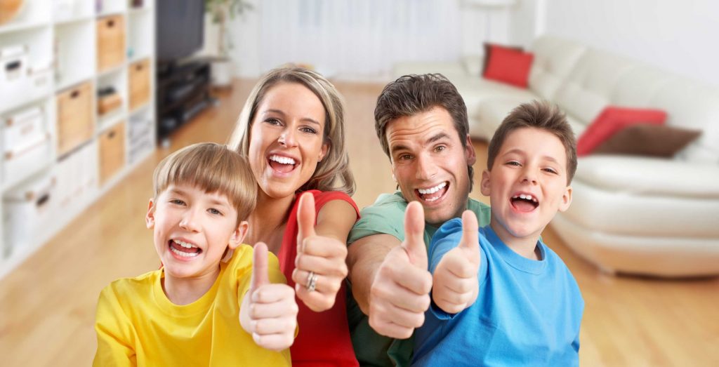 Famille souriante et satisfaite des services de DebugPro, illustrant la qualité du service de l'entreprise dans la gestion des punaises de lit et la satisfaction des clients