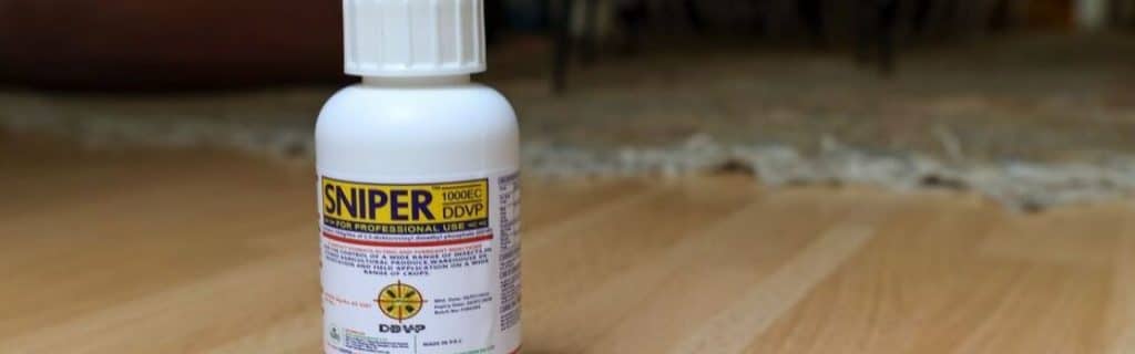 Insecticide Sniper 1000 contre les punaises de lit - produit désormais interdit. Flacon du produit avec étiquette présentant des informations sur l'utilisation et les ingrédients.